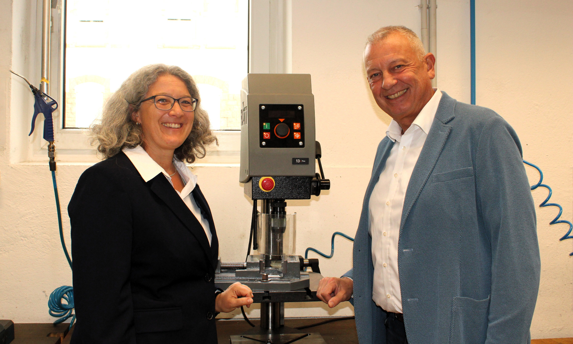 Georgia Thomann und Thorsten Ehlgötz vor der Standbohrmaschine