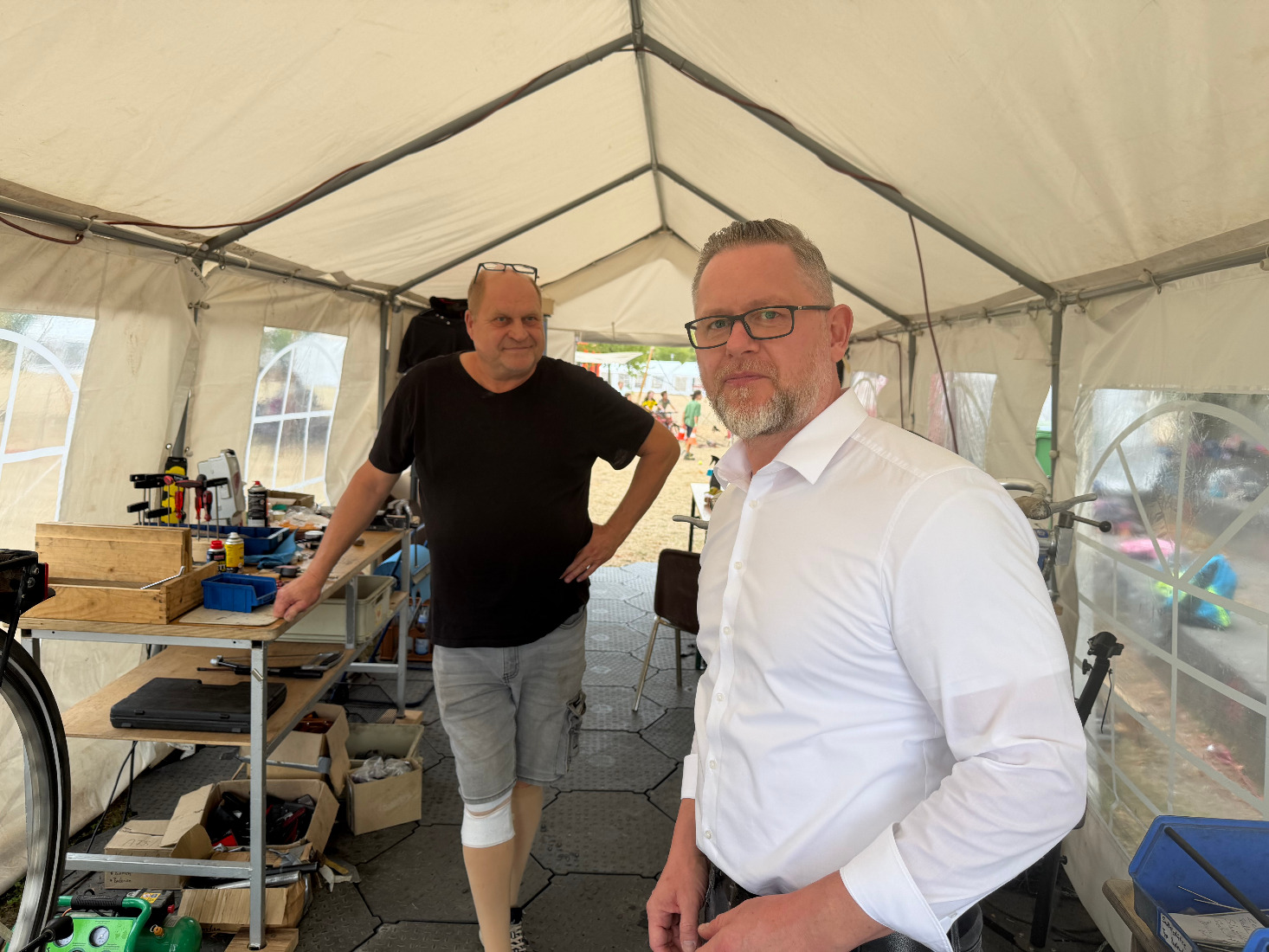 Anleiter Herr Lindenberg und Technischer Betriebsleiter Gebelein im Zelt der afka